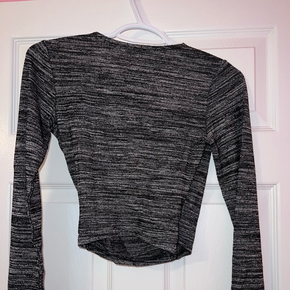 Cropped black and white long sleeve v-neck top - Picture 2 of 4